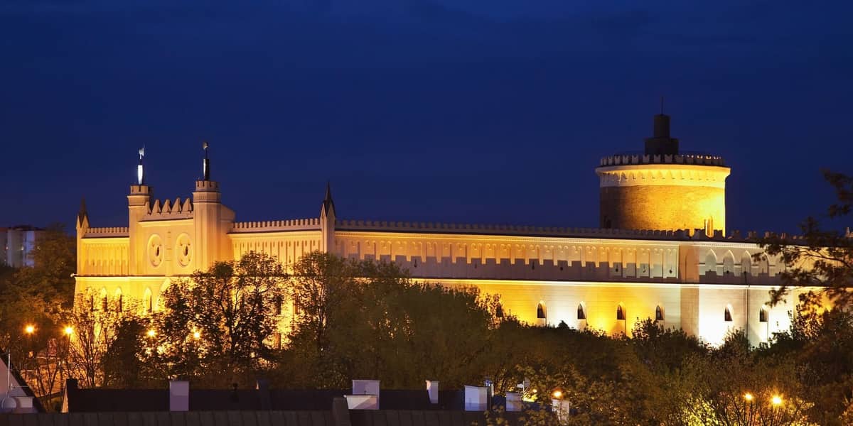 Zamek Lubelski oświetlony nocą